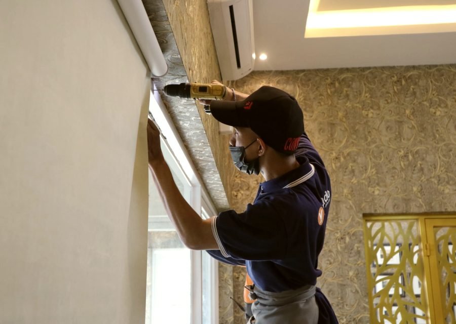 Installer fitting a headrail bracket